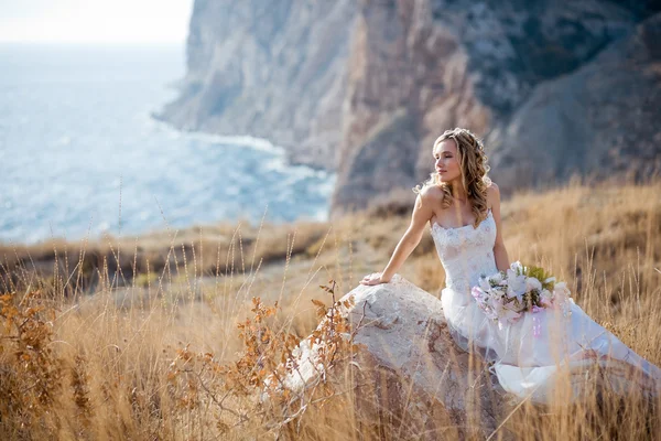 Невеста на красивом пейзаже — стоковое фото