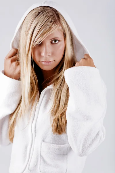 Mädchen trägt weißen Kapuzenpulli — Stockfoto