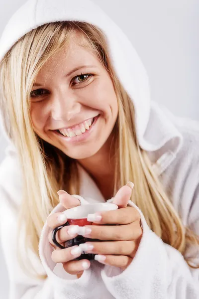 Meisje met een kop warme koffie — Stockfoto