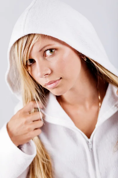 Tonårsflicka bär vit hoodie — Stockfoto