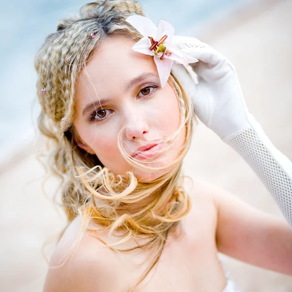 Gyönyörű menyasszony liliommal — Stock Fotó
