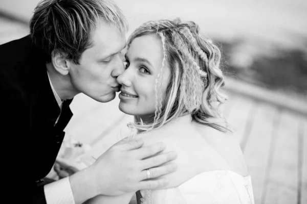 Braut und Bräutigam küssen — Stockfoto