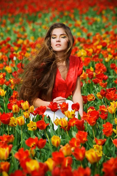 Žena v tulipány — Stock fotografie
