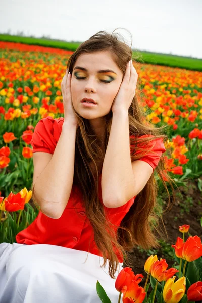 Žena a tulipány — Stock fotografie