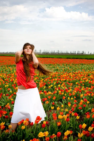 Žena v poli tulipány — Stock fotografie