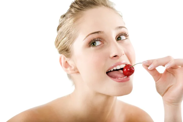 Glad hälsa kvinna äta körsbär — Stockfoto