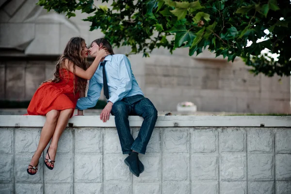 Поцелуйная пара — стоковое фото