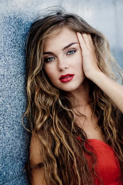 Model kırmızı makyaj ile — Stok fotoğraf