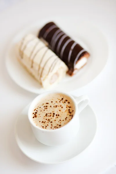 Café com bolos de chocolate — Fotografia de Stock