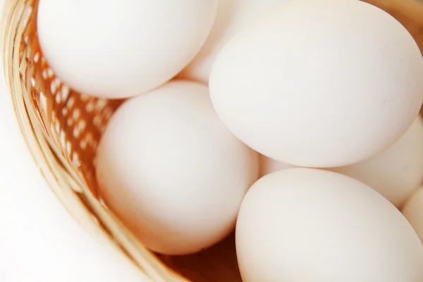 Jajka w koszyku zbliżenie — Zdjęcie stockowe