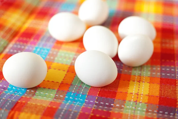 Eieren op tafellaken — Stockfoto