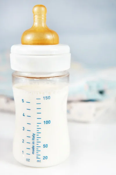 Mamadeira com leite — Fotografia de Stock