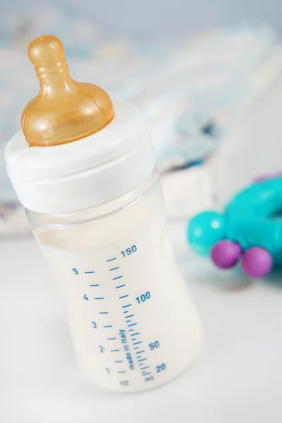 Babyfles met melk — Stockfoto