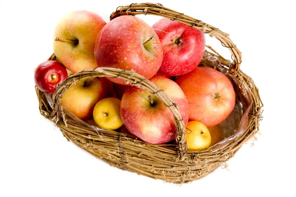 Manzanas en cesta —  Fotos de Stock