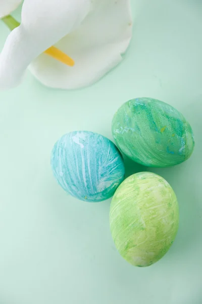 Calla lilies and Easter eggs — Stock Photo, Image