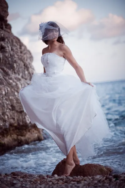 Bruid aan Zeekust — Stockfoto