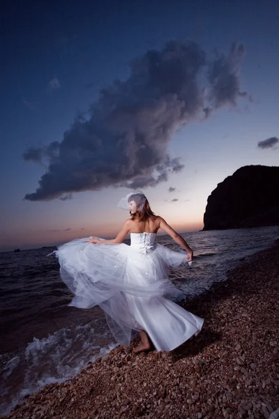 Nevěsta na pláži při západu slunce Royalty Free Stock Fotografie