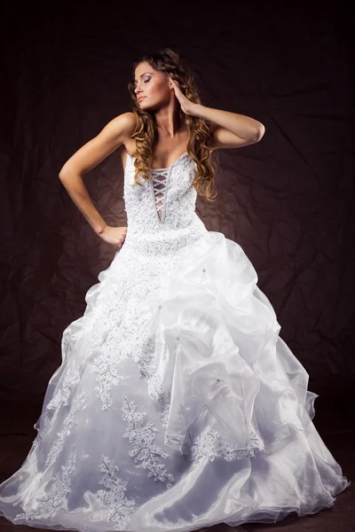 Mode modell bär bröllopsklänning Stockbild