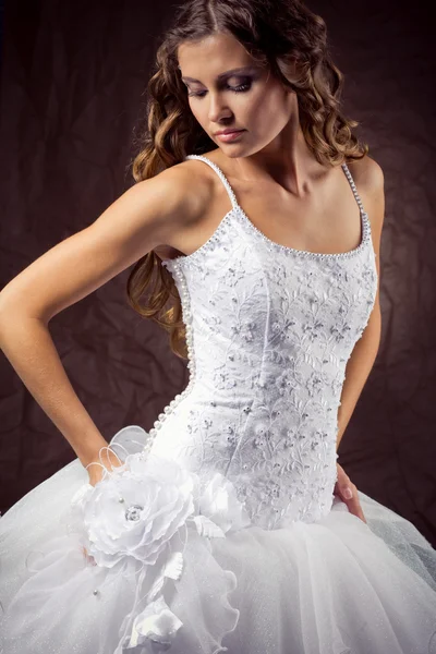 Modelo de moda usando vestido de noiva Imagens Royalty-Free