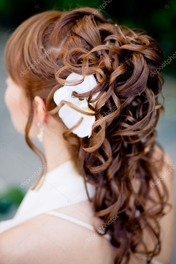 Trendy Bridal Hairstyle Beautiful Wedding Accessoires Stock Photo by  ©annanahabed 325595918