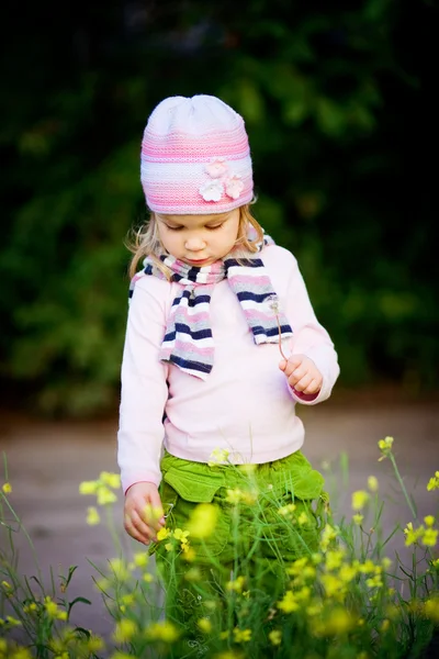 Дитина з квітами — стокове фото