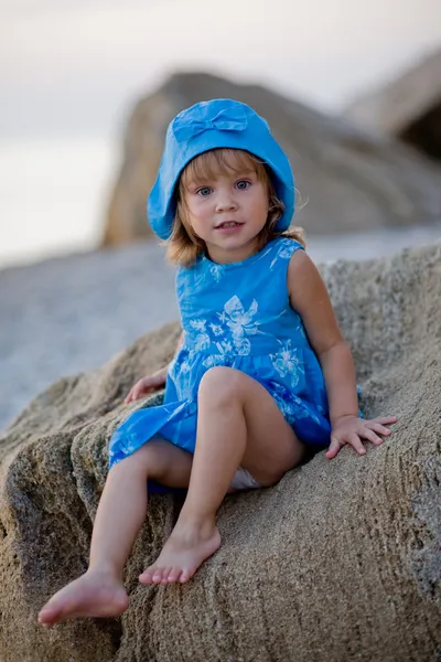 Petite fille à la plage — Photo