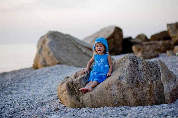 Little girl at beach — Stock Photo, Image