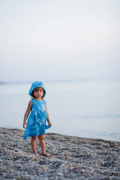 Liten flicka på stranden — Stockfoto