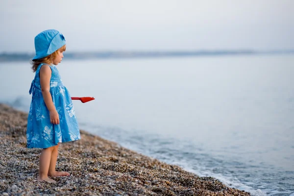 在海滩上的小女孩 — 图库照片