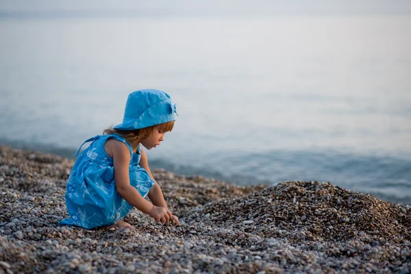 Liten flicka på stranden — Stockfoto