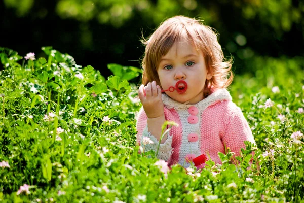 Dziecko grając w trawie — Zdjęcie stockowe