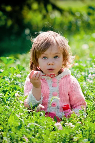 在草丛中的小女孩 — 图库照片