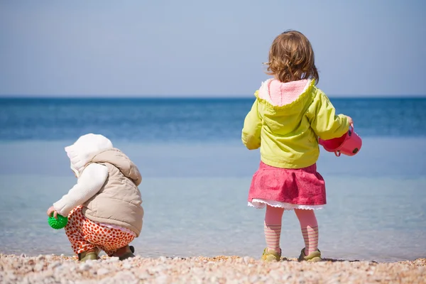 Kinderen op strand — Stockfoto