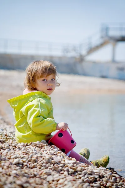 Kind op strand — Stockfoto