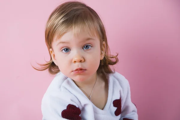 Meisje van de baby op roze — Stockfoto