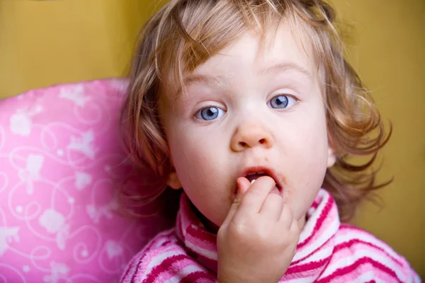 Divertente bambino ragazza mangiare — Foto Stock
