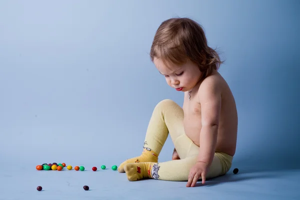 Девочка играет с маленькими шариками — стоковое фото
