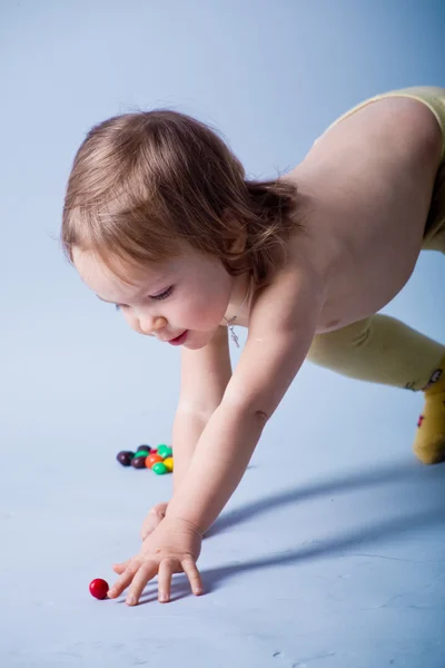 Kid menina atingindo pequena bola — Fotografia de Stock