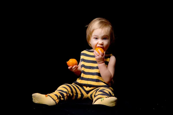 아기 꿀벌 먹는 오렌지 — 스톡 사진