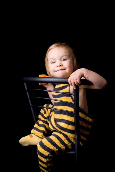 Rolig leende baby på stol椅子におかしい微笑の赤ん坊 — Stockfoto