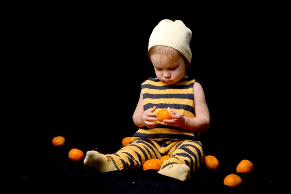 Bebé-abeja entre naranjas —  Fotos de Stock