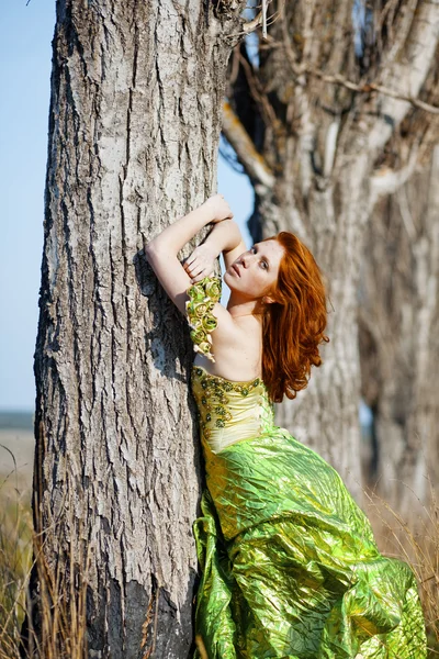 Fashion model posing in near tree — Stock Photo, Image