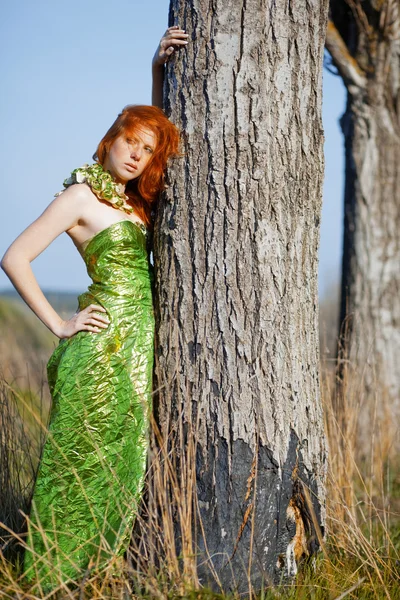 Modelo de moda posando perto da árvore — Fotografia de Stock