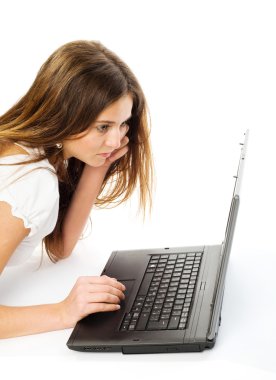 laptop ile çalışan kız