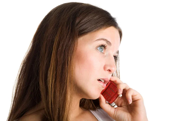 Una mujer hablando por teléfono móvil — Foto de Stock