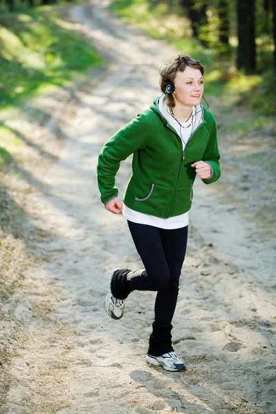 Flicka löpare i skogen — Stockfoto