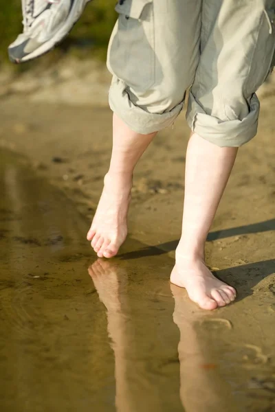 Barefoot legs on beach sand — Stock Photo, Image