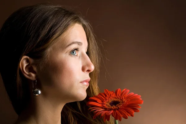 年轻女子与一朵红色的花 — 图库照片