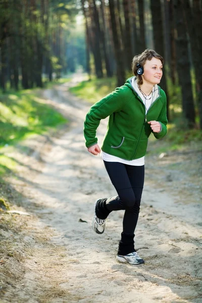 Chica corredor en el bosque — Foto de Stock