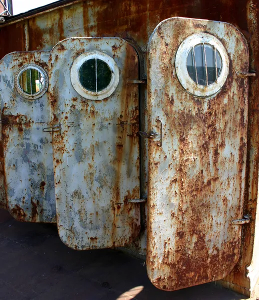 Старые ржавые двери с иллюминаторами — стоковое фото